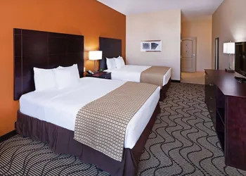 La Quinta Inn & Suites by Wyndham Marshall hotel thumbnail 6