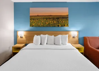 Days Inn & Suites by Wyndham Northwest Indianapolis hotel thumbnail 5