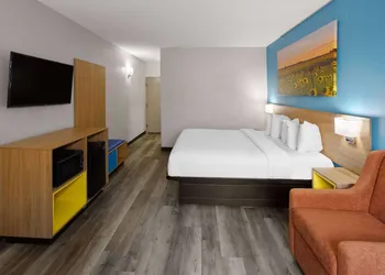 Days Inn & Suites by Wyndham Northwest Indianapolis hotel thumbnail 6