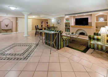La Quinta Inn & Suites by Wyndham Irvine Spectrum hotel thumbnail 2