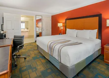 La Quinta Inn & Suites by Wyndham Irvine Spectrum hotel thumbnail 8