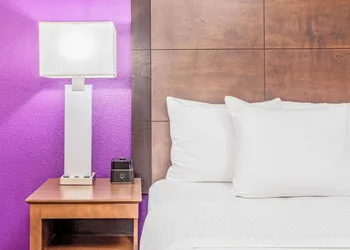 La Quinta Inn & Suites by Wyndham Lubbock West Medical Centr hotel thumbnail 5