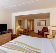 La Quinta Inn & Suites by Wyndham Garden City hotel detail image 4