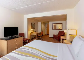 La Quinta Inn & Suites by Wyndham Garden City hotel thumbnail 4