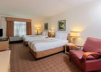 La Quinta Inn & Suites by Wyndham Garden City hotel thumbnail 5