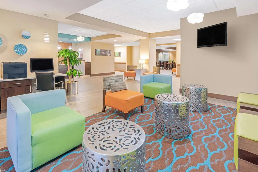 La Quinta Inn & Suites by Wyndham Midwest City - Tinker AFB hotel detail image 2
