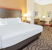 La Quinta Inn & Suites by Wyndham Midwest City - Tinker AFB hotel detail image 5