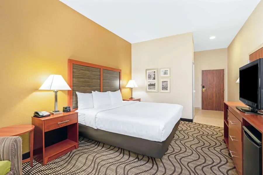 La Quinta Inn & Suites by Wyndham Midwest City - Tinker AFB hotel detail image 6