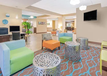 La Quinta Inn & Suites by Wyndham Midwest City - Tinker AFB hotel thumbnail 2
