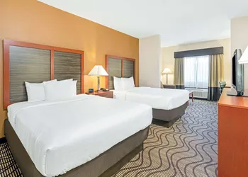 La Quinta Inn & Suites by Wyndham Midwest City - Tinker AFB hotel thumbnail 3