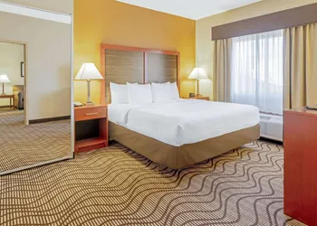 La Quinta Inn & Suites by Wyndham Midwest City - Tinker AFB hotel thumbnail 4