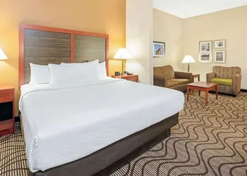 La Quinta Inn & Suites by Wyndham Midwest City - Tinker AFB hotel thumbnail 5
