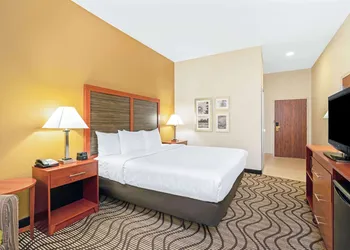 La Quinta Inn & Suites by Wyndham Midwest City - Tinker AFB hotel thumbnail 6