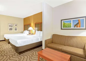 La Quinta Inn & Suites by Wyndham Midwest City - Tinker AFB hotel thumbnail 7