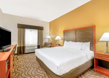 La Quinta Inn & Suites by Wyndham Midwest City - Tinker AFB hotel thumbnail 8