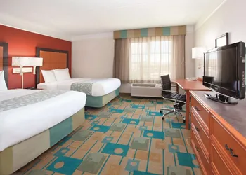 La Quinta Inn & Suites by Wyndham Colorado Springs South AP hotel thumbnail 8