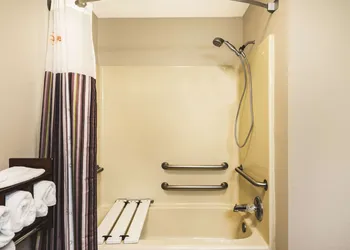 La Quinta Inn & Suites by Wyndham Louisville East hotel thumbnail 4