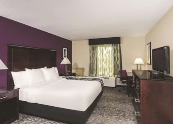 La Quinta Inn & Suites by Wyndham Louisville East hotel thumbnail 7