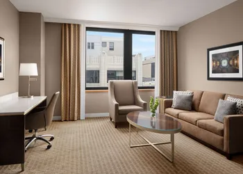 Hilton Indianapolis Hotel & Suites hotel thumbnail 7