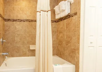 Coconut Cove All-Suite Hotel hotel thumbnail 7