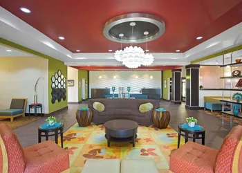 La Quinta Inn & Suites by Wyndham Pearsall hotel thumbnail 3
