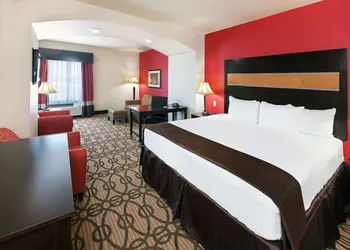 La Quinta Inn & Suites by Wyndham Pearsall hotel thumbnail 4