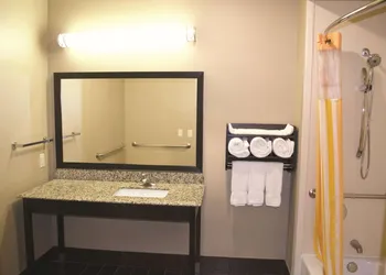 La Quinta Inn & Suites by Wyndham Pearsall hotel thumbnail 6