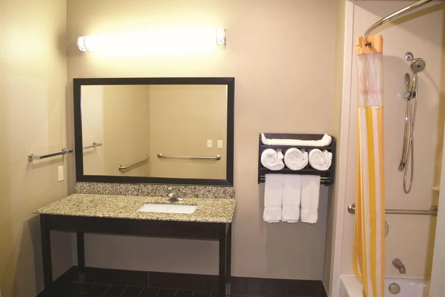 La Quinta Inn & Suites by Wyndham Pearsall hotel detail image 6