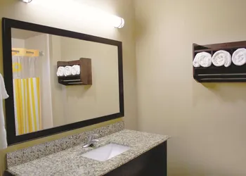 La Quinta Inn & Suites by Wyndham Pearsall hotel thumbnail 7