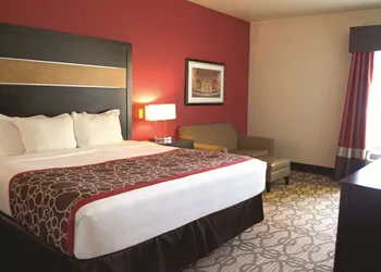 La Quinta Inn & Suites by Wyndham Pearsall hotel thumbnail 8