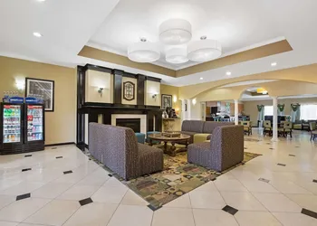 La Quinta Inn & Suites by Wyndham Pearland - Houston South hotel thumbnail 2