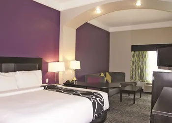 La Quinta Inn & Suites by Wyndham Pearland - Houston South hotel thumbnail 5