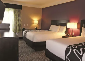 La Quinta Inn & Suites by Wyndham Pearland - Houston South hotel thumbnail 6