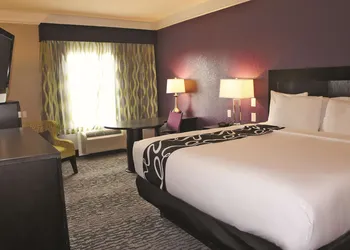 La Quinta Inn & Suites by Wyndham Pearland - Houston South hotel thumbnail 7