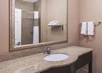 La Quinta Inn & Suites by Wyndham Pearland - Houston South hotel thumbnail 8