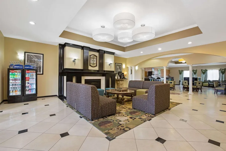 La Quinta Inn & Suites by Wyndham Pearland - Houston South hotel detail image 2