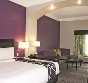 La Quinta Inn & Suites by Wyndham Pearland - Houston South hotel detail image 4