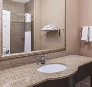 La Quinta Inn & Suites by Wyndham Pearland - Houston South hotel detail image 7