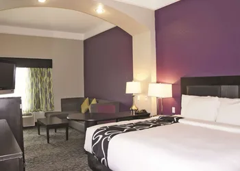 La Quinta Inn & Suites by Wyndham Pearland - Houston South hotel thumbnail 8