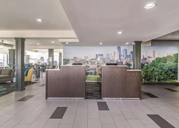 La Quinta Inn & Suites by Wyndham Kansas City Airport hotel thumbnail 3