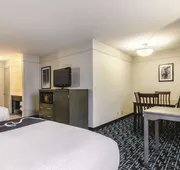 La Quinta Inn & Suites by Wyndham Kansas City Airport hotel detail image 4