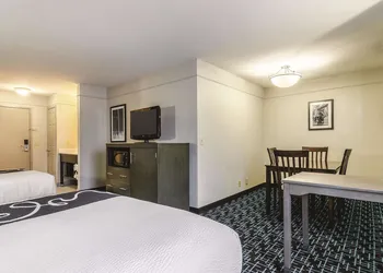La Quinta Inn & Suites by Wyndham Kansas City Airport hotel thumbnail 4