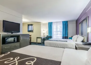 La Quinta Inn & Suites by Wyndham Kansas City Airport hotel thumbnail 5