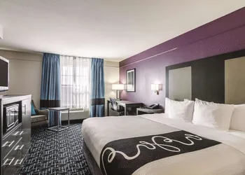 La Quinta Inn & Suites by Wyndham Kansas City Airport hotel thumbnail 6