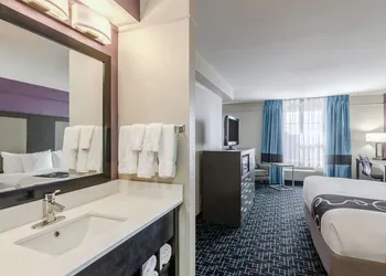 La Quinta Inn & Suites by Wyndham Kansas City Airport hotel thumbnail 7