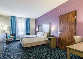 La Quinta Inn & Suites by Wyndham Kansas City Airport hotel thumbnail 8