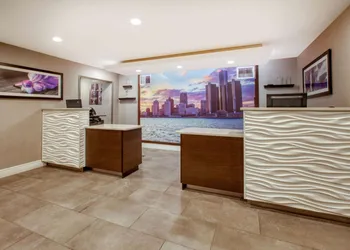 La Quinta Inn & Suites by Wyndham Detroit Utica hotel thumbnail 2