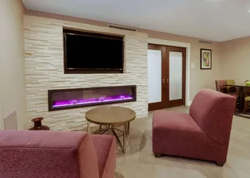 La Quinta Inn & Suites by Wyndham Detroit Utica hotel thumbnail 4