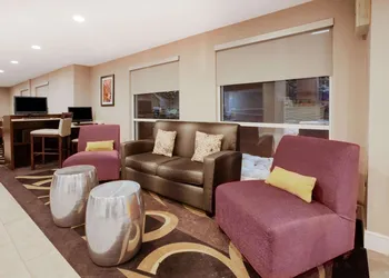 La Quinta Inn & Suites by Wyndham Detroit Utica hotel thumbnail 5
