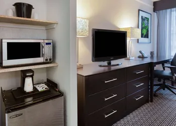 La Quinta Inn & Suites by Wyndham Detroit Utica hotel thumbnail 6